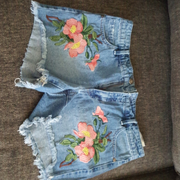 ONLY Carmen Floral Embroidered Short Size 28 - Picture 1 of 1